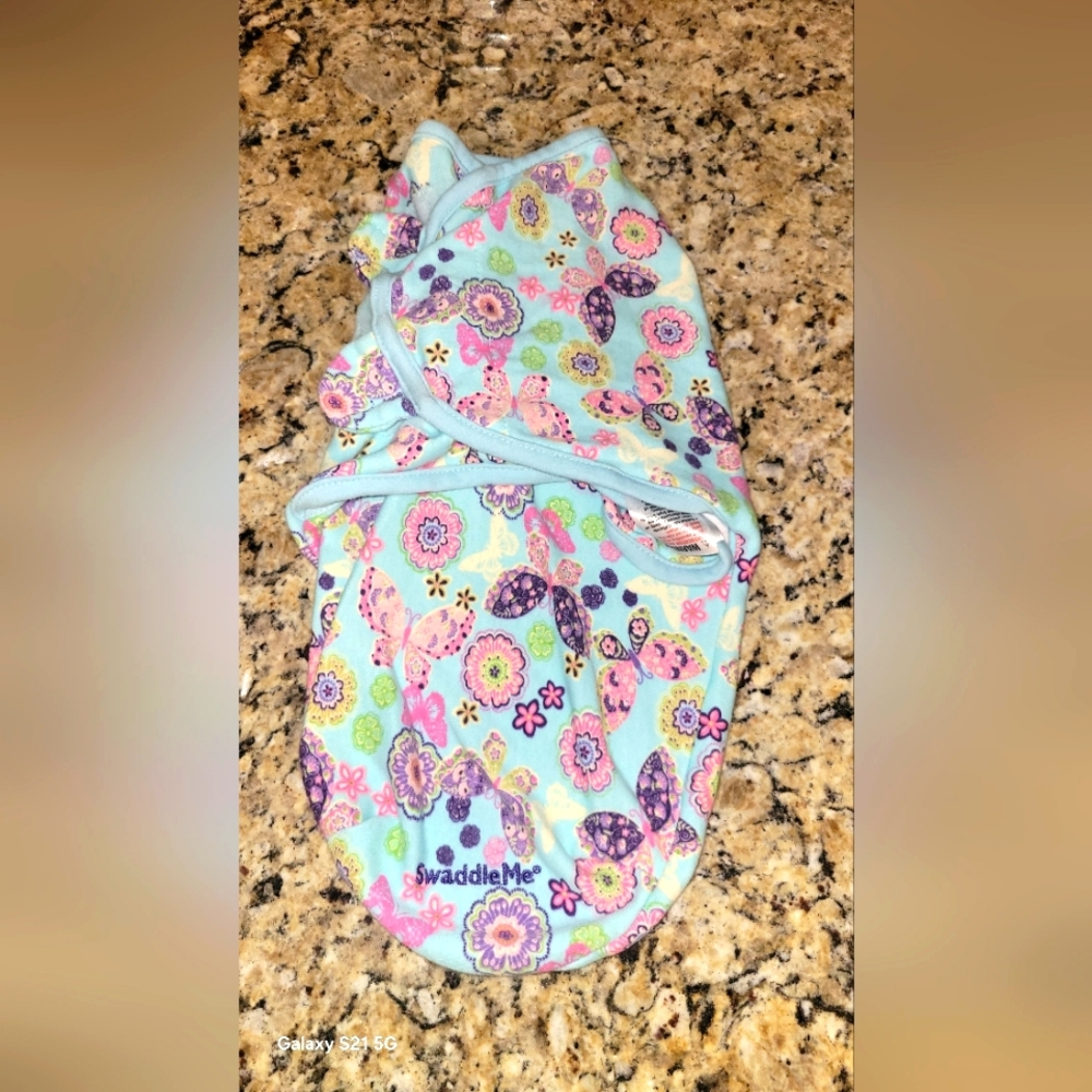 SwaddleMe Flutter Flower Baby Velcro Swaddle in Pastel Colors Size Small